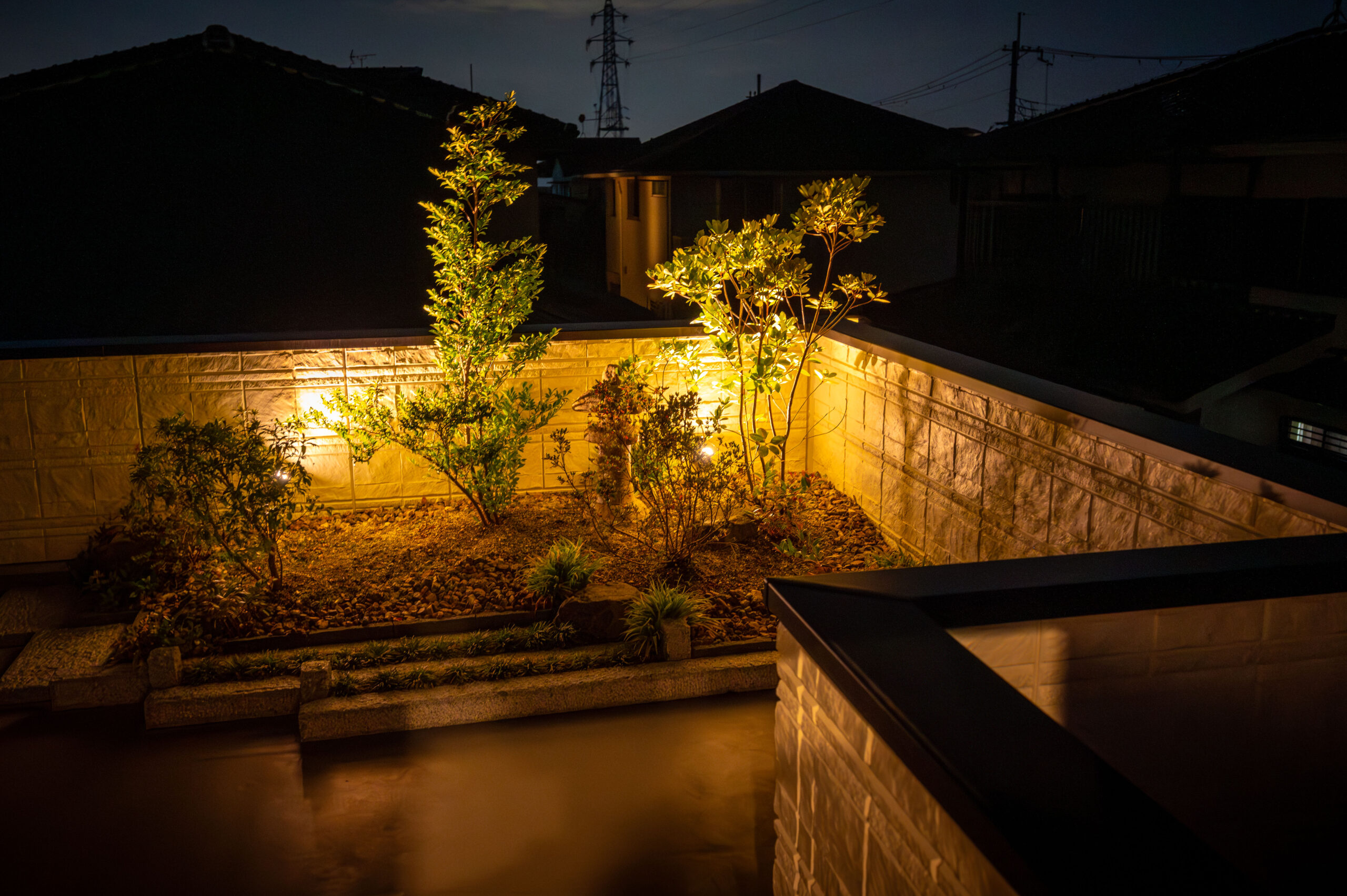 京都府　山採りの植栽と杉板コンクリートを生かした和モダンエクステリア
