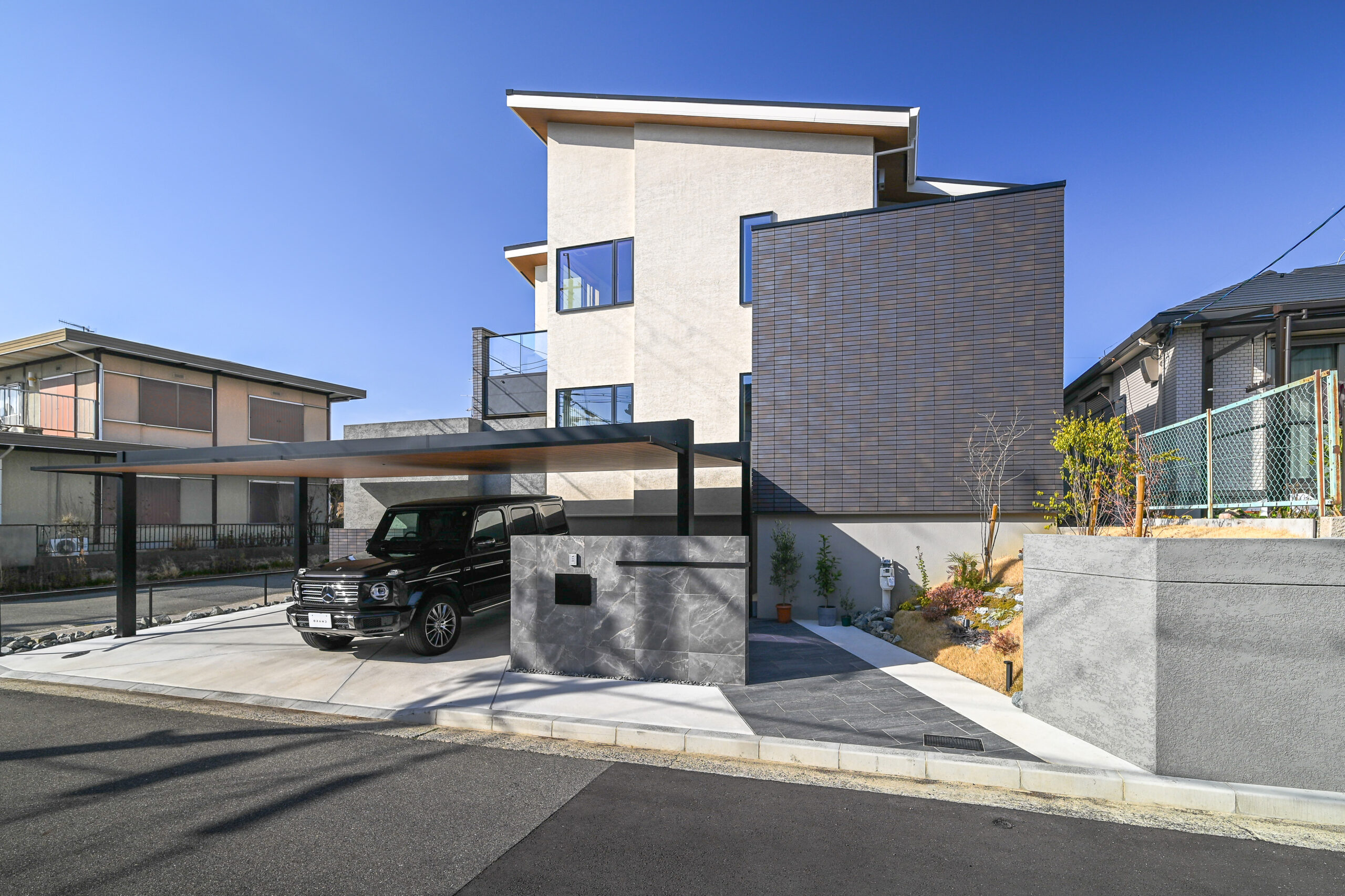 兵庫県　「帰るたびに、少し誇らしくなる家。」 三井ホームの邸宅に寄り添うモダンエクステリア