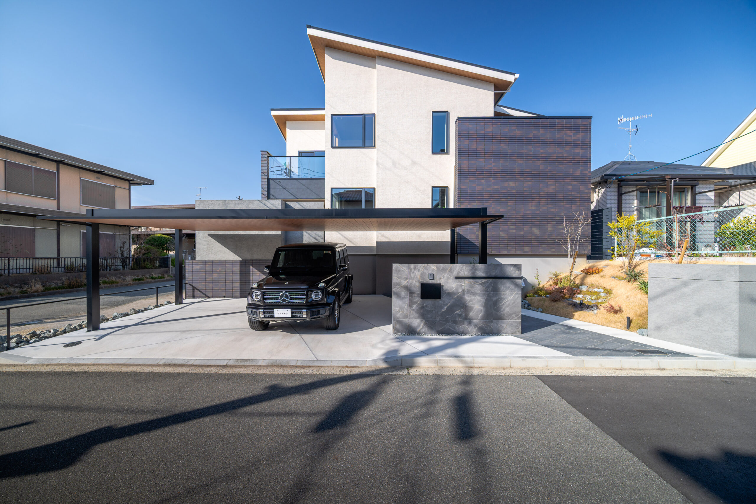 兵庫県　「帰るたびに、少し誇らしくなる家。」 三井ホームの邸宅に寄り添うモダンエクステリア