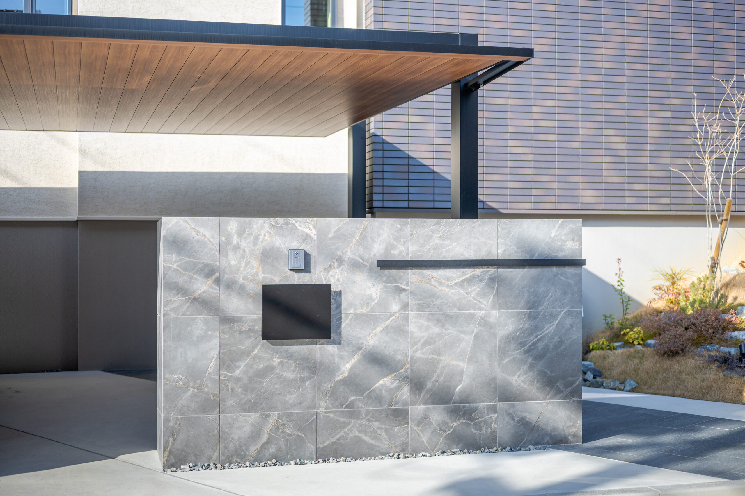 兵庫県　「帰るたびに、少し誇らしくなる家。」 三井ホームの邸宅に寄り添うモダンエクステリア