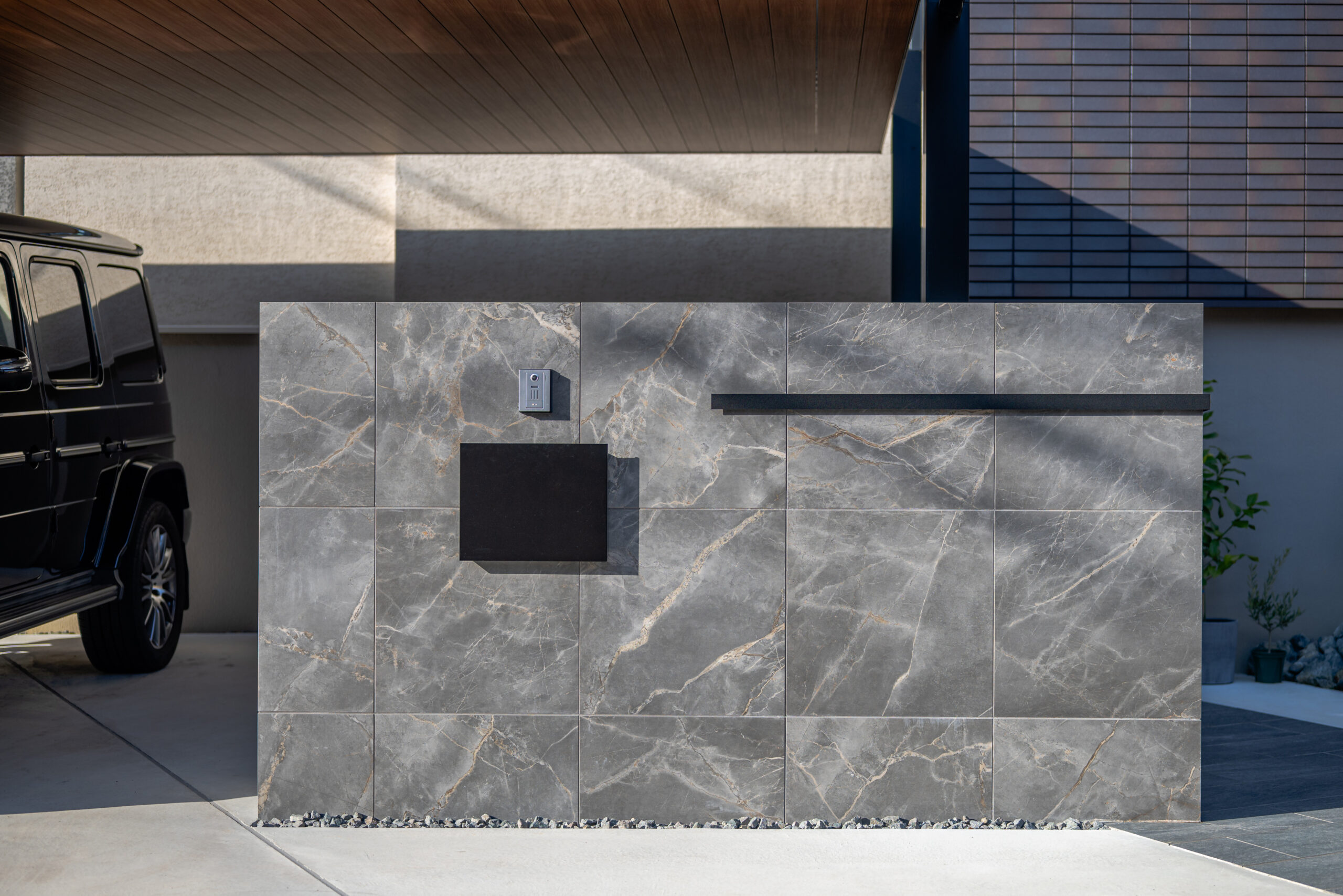 兵庫県　「帰るたびに、少し誇らしくなる家。」 三井ホームの邸宅に寄り添うモダンエクステリア