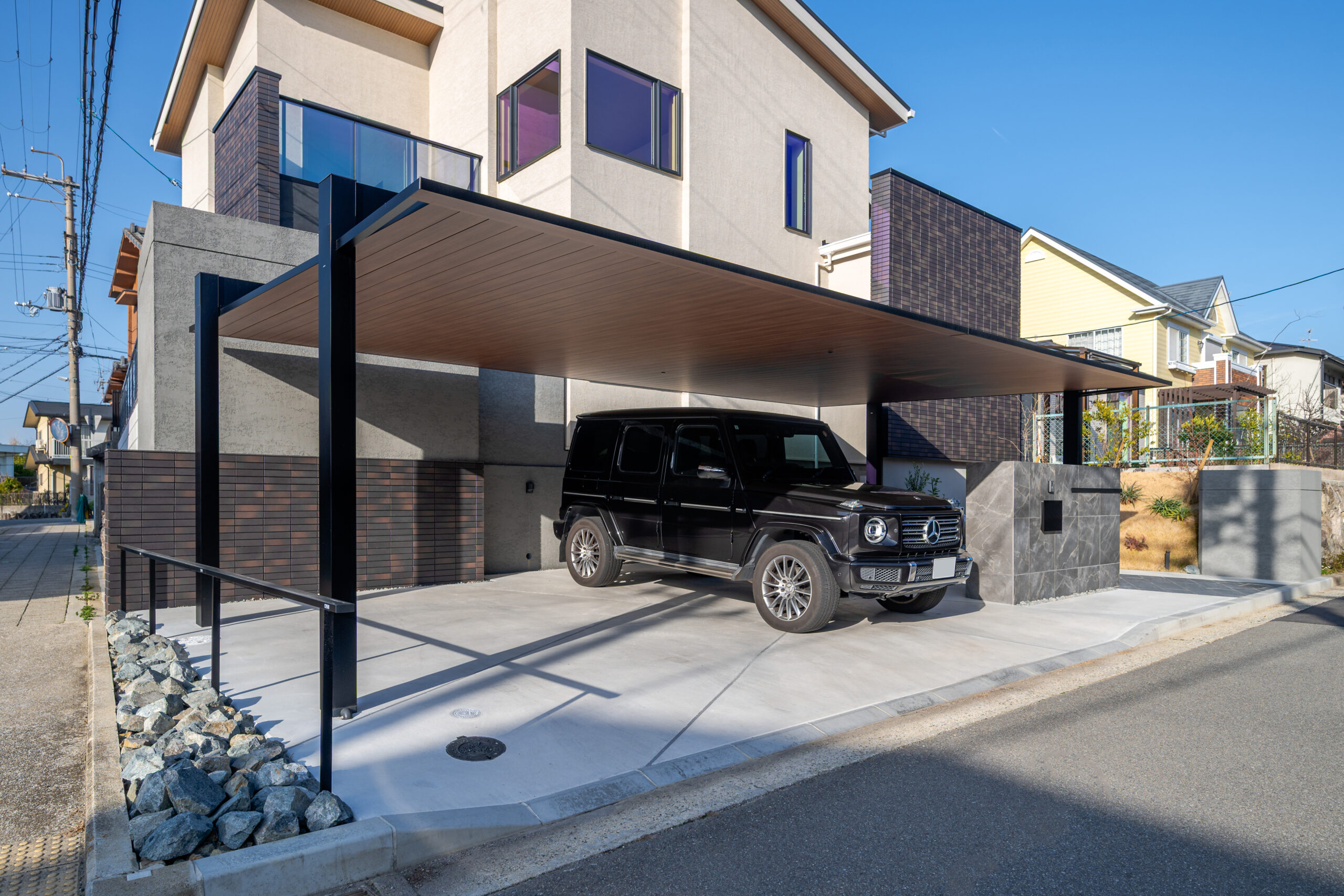 兵庫県　「帰るたびに、少し誇らしくなる家。」 三井ホームの邸宅に寄り添うモダンエクステリア