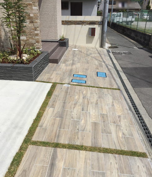 大阪府　間口いっぱいに木目調タイルを使用したナチュラルなイメージのオープンスタイル。