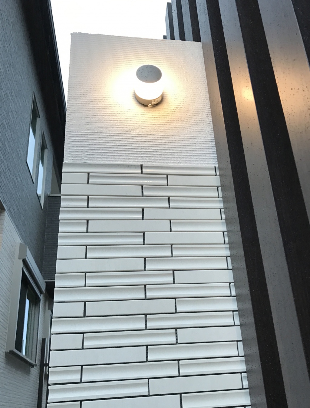 大阪府　境界や控え壁にデザインとライティングを施したモダンなオープンエクステリア。