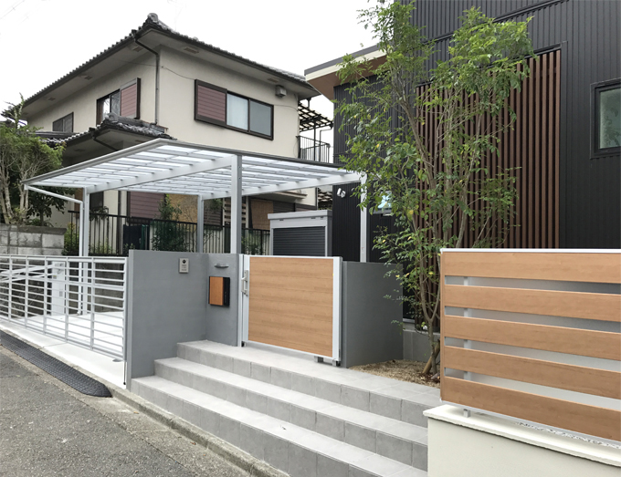 奈良県　間口の大きい階段+スライドドアでシンプルなデザインの外構。