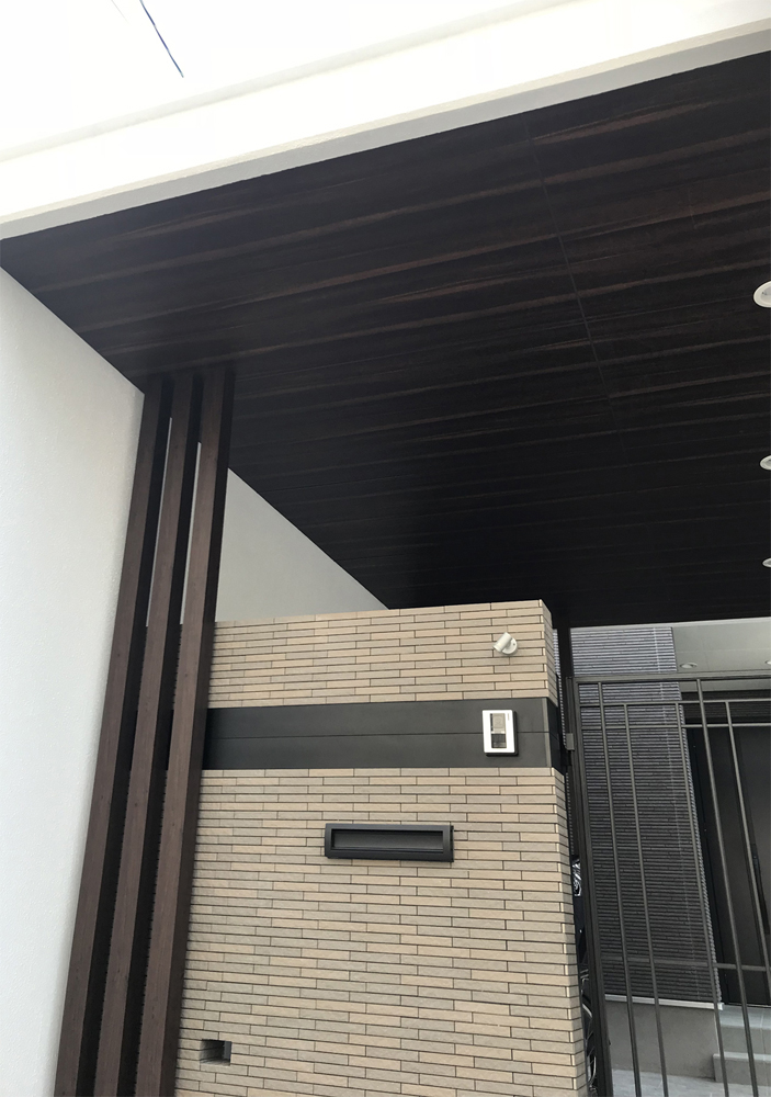 大阪府　車2台用シャッターとサイクルスペースと門柱を兼ね備えたモダンなRCゲートのクローズスタイル。