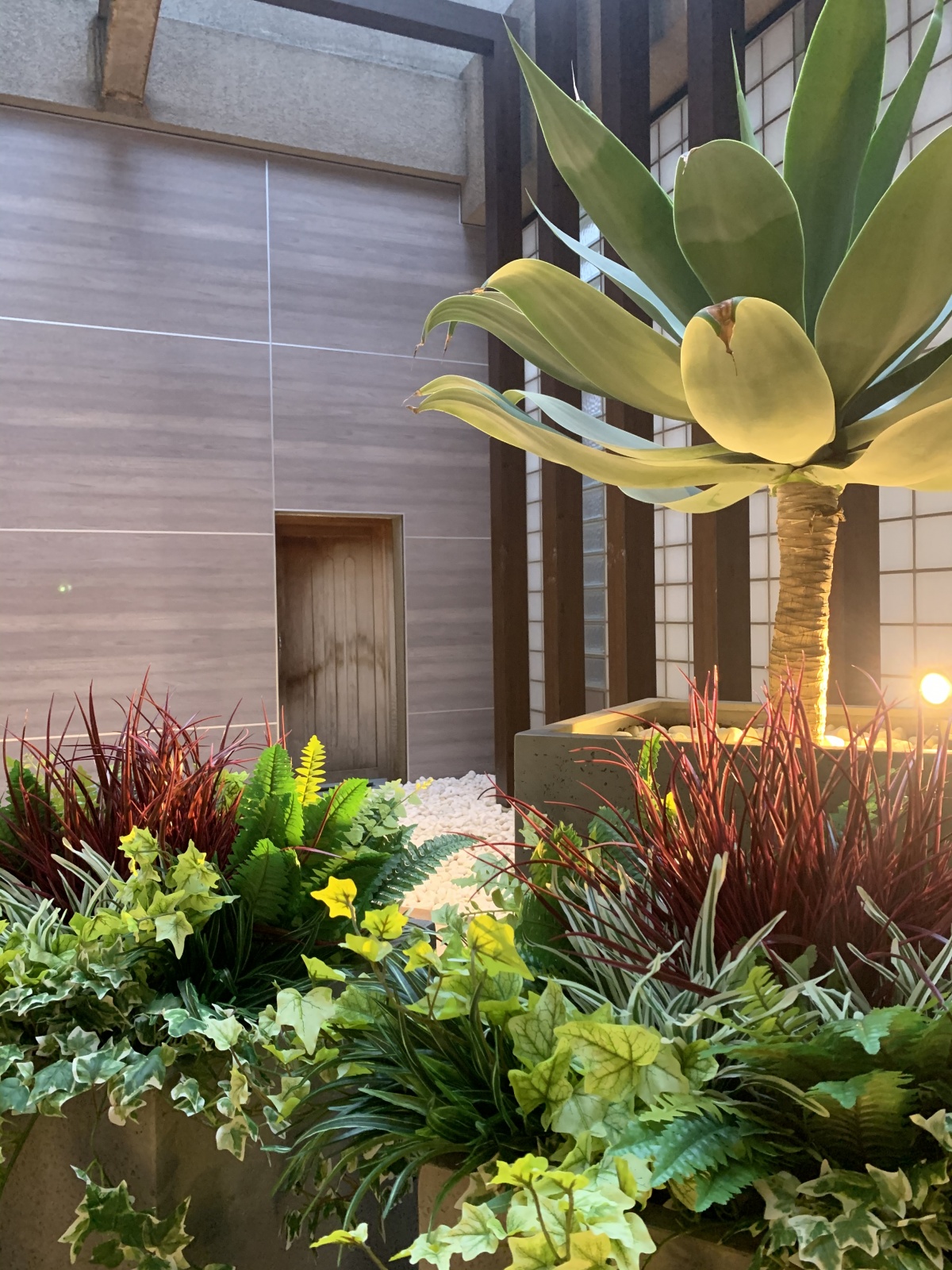 大阪府　ビル屋上庭園をリフォーム、素材のコントラストでモダンでドライなガーデンに。