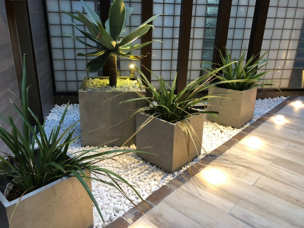大阪府　ビル屋上庭園をリフォーム、素材のコントラストでモダンでドライなガーデンに。