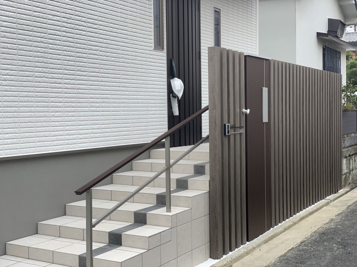 大阪府　高低差があるアプローチ階段を 木調アルミ角柱でシンプルデザインのエクステリアに。