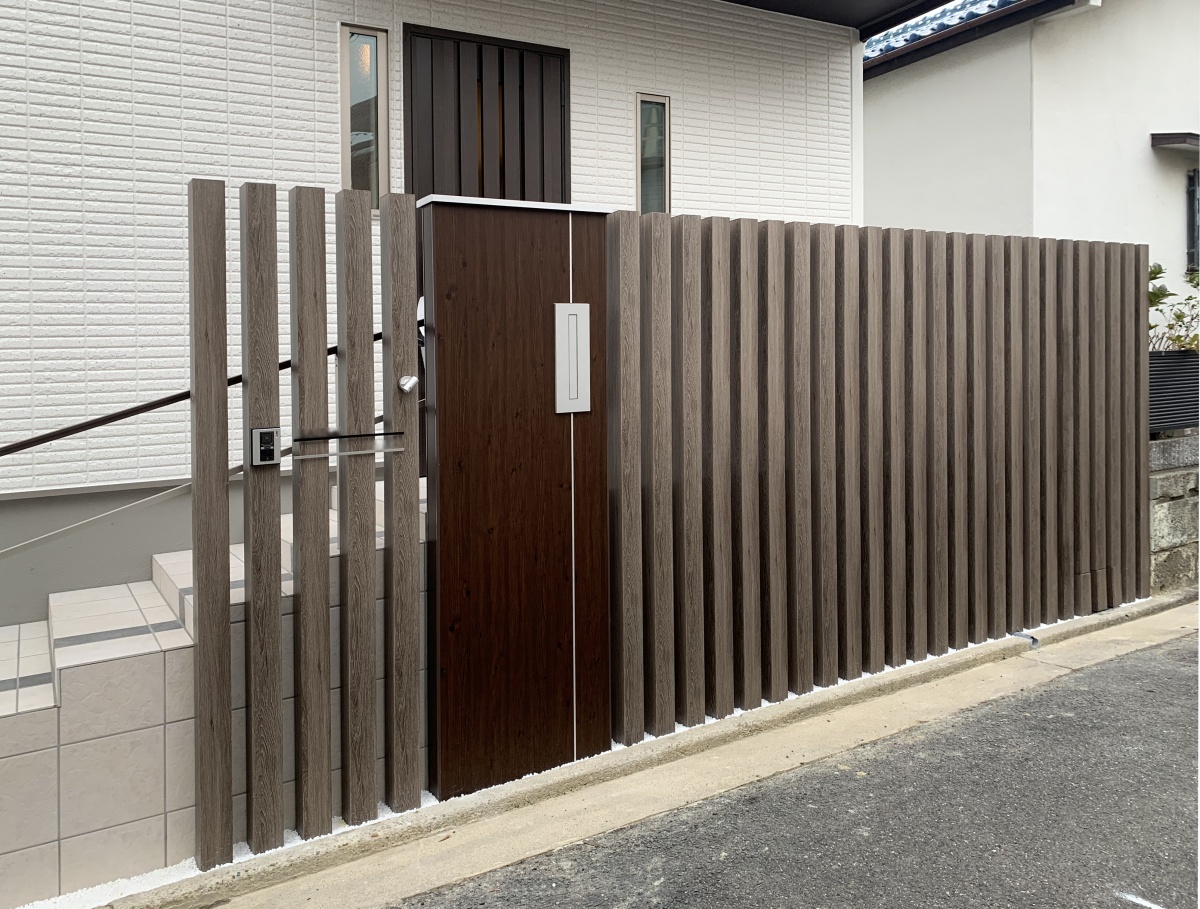 大阪府　高低差があるアプローチ階段を 木調アルミ角柱でシンプルデザインのエクステリアに。