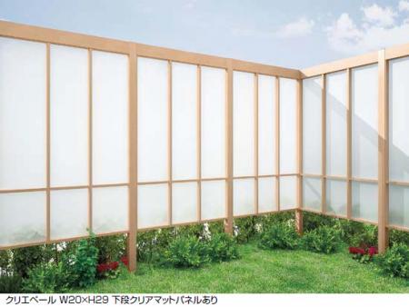 大阪府　窓の前に背の高い目隠しを設置し、プライバシーを大切にした施行例。