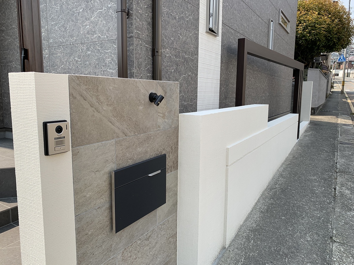 兵庫県　塗り壁を重ねたようなシンプルモダンなタイル貼の門柱