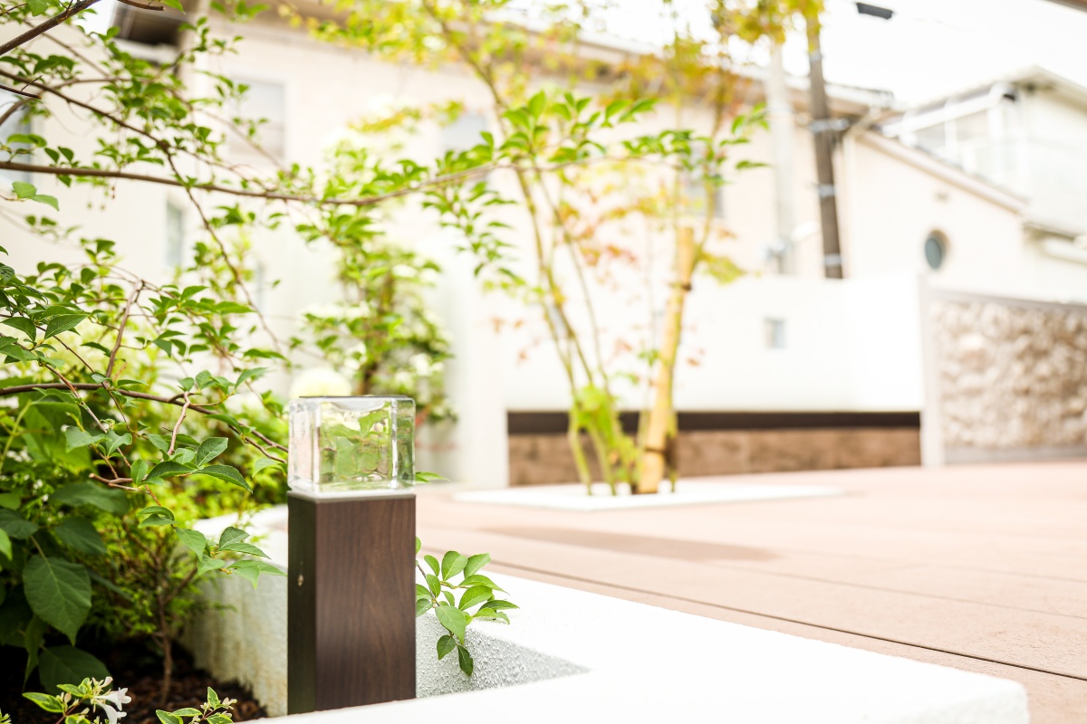 大阪府　奥行のある開放的なアウトドアテラスで緑豊かな暮らしを彩る邸宅。