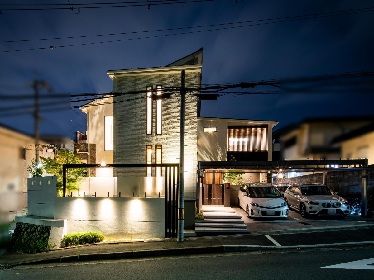 大阪府　奥行のある開放的なアウトドアテラスで緑豊かな暮らしを彩る邸宅。