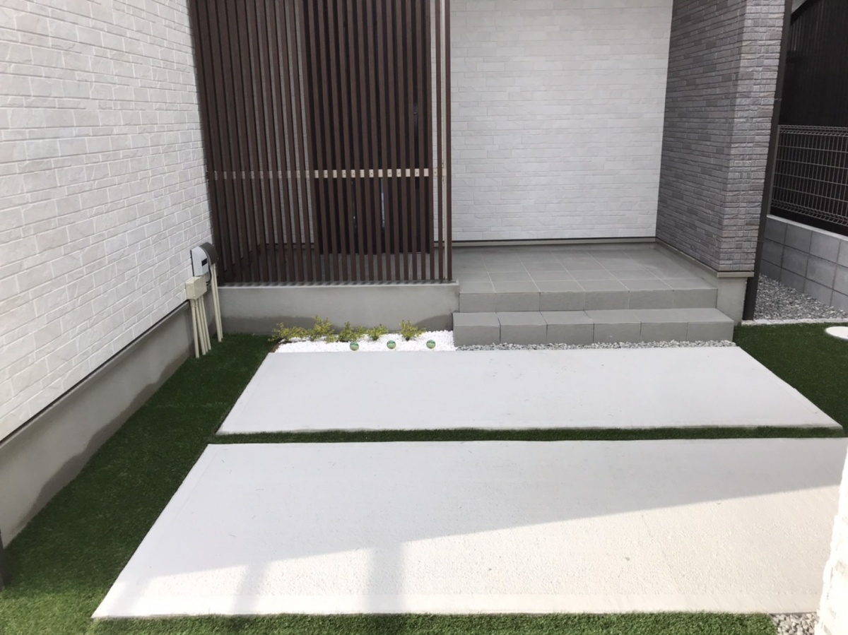 兵庫県　芝生の緑が映える白を基調としたモダンデザインエクステリア