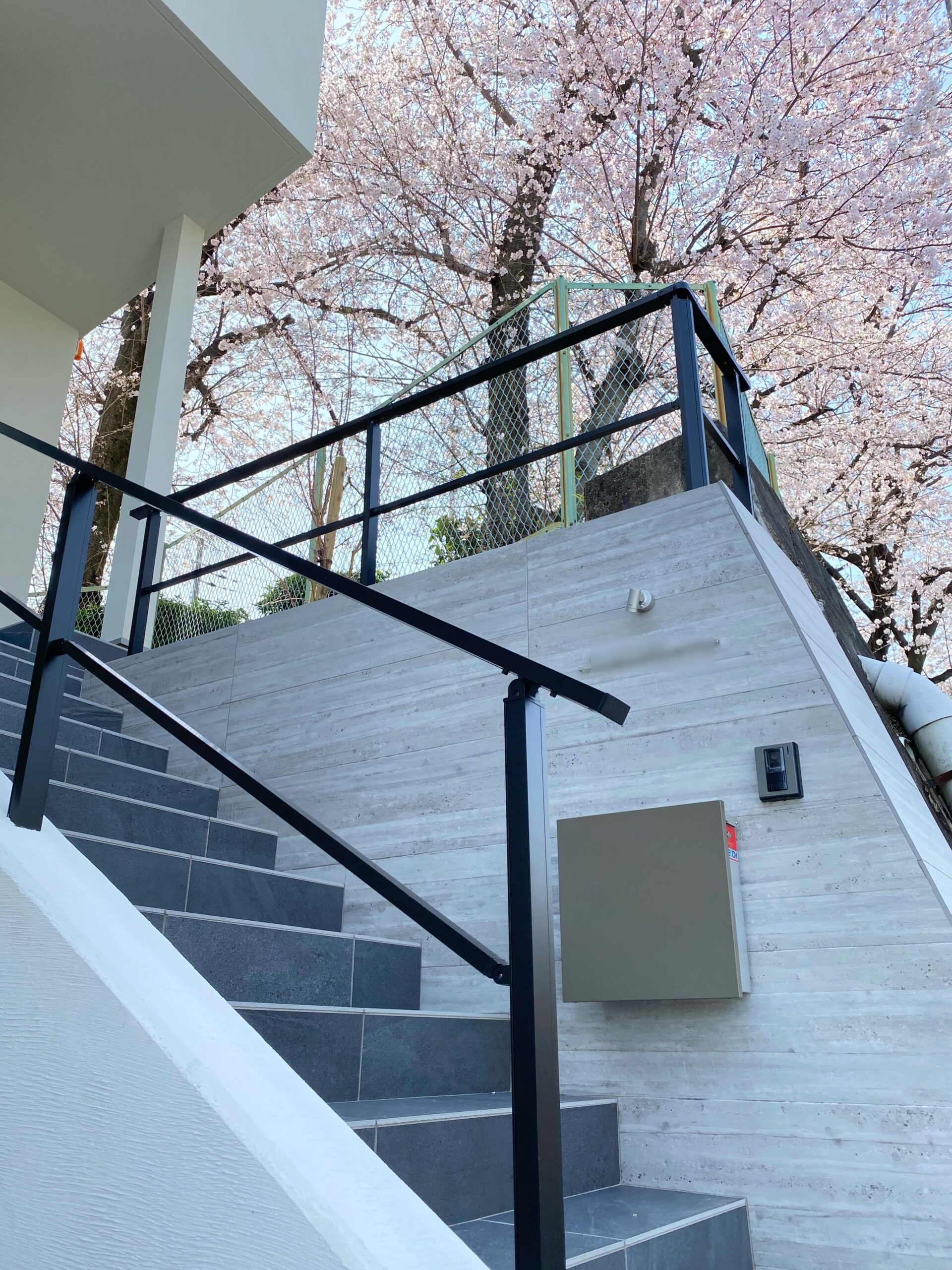 大阪府　既存の擁壁をおしゃれに門柱として活用したシンプルモダンエクステリア