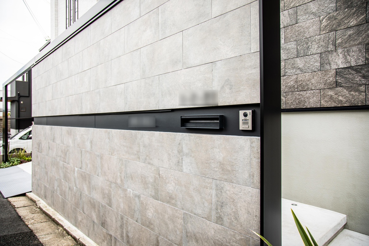 奈良県　メタルフレームと切立つ門柱で圧巻のファサードデザイン