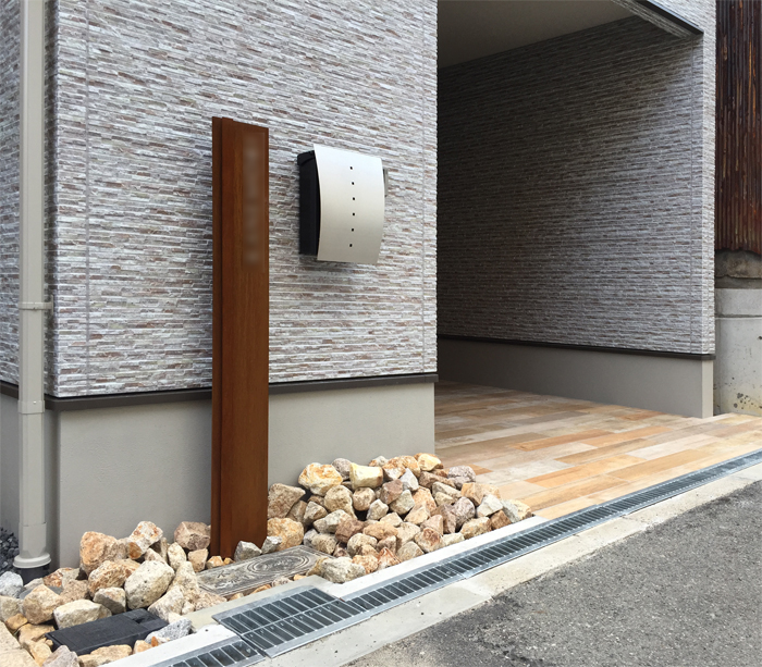 大阪府　コルテン鋼を使ったシンプルなサインと割栗石でドライなエクステリア。