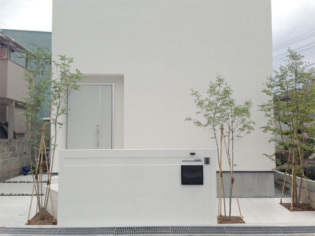 兵庫県　ニッチによる陰影を効かせ、建物に合わせたミニマルな門柱デザイン。