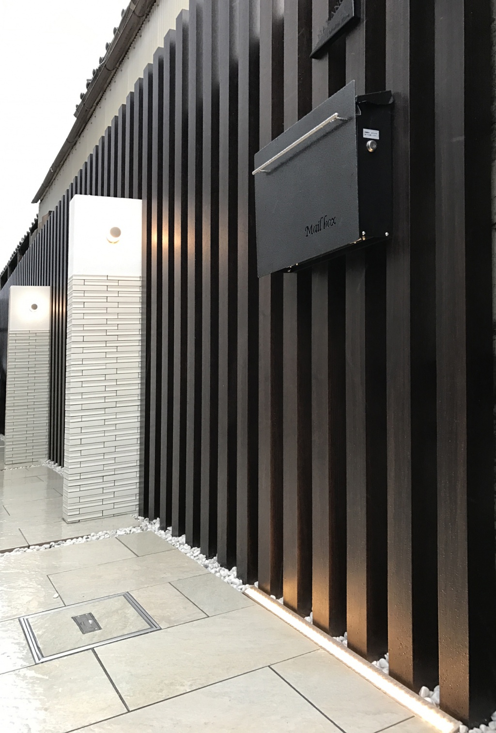 大阪府　境界や控え壁にデザインとライティングを施したモダンなオープンエクステリア。