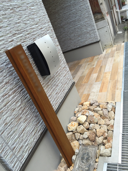 大阪府　コルテン鋼を使ったシンプルなサインと割栗石でドライなエクステリア。