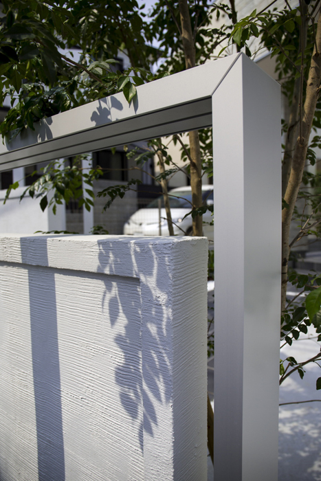 兵庫県　重ねた門柱と交差するフレームで動きのあるアプローチを演出。