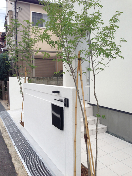 兵庫県　ニッチによる陰影を効かせ、建物に合わせたミニマルな門柱デザイン。