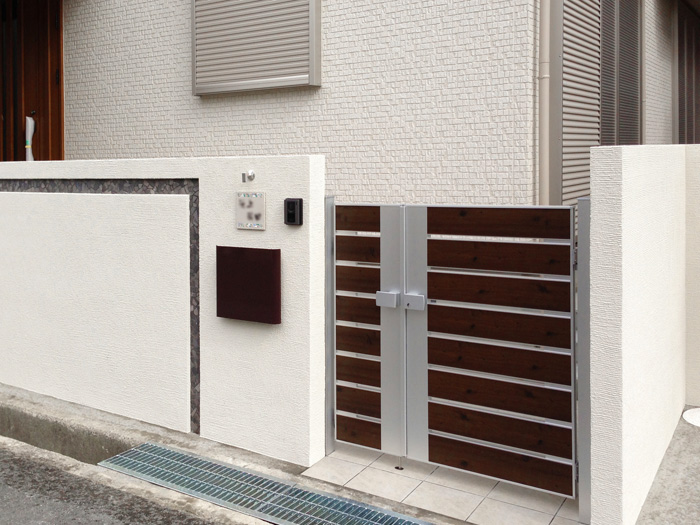 大阪府　天然木のような上質感を生み出す門扉を中心としたシンプルなエクステリアデザイン。
