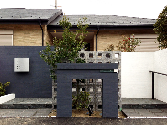 滋賀県　黒の割石や穴あきブロックと塗壁を重ねた、和風モダンなデザイン。
