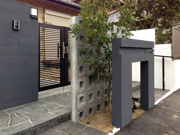滋賀県　黒の割石や穴あきブロックと塗壁を重ねた、和風モダンなデザイン。