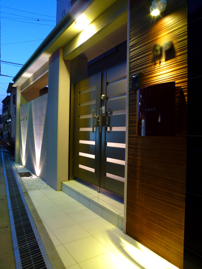 大阪府　水平ラインを強調したゲートと真っ黒なミカゲの磨き+木調+赤でまとめたエクステリア。