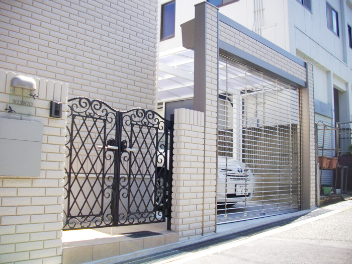 兵庫県　建物の外壁と同じ材料で統一したアイアン門扉のエクステリア。