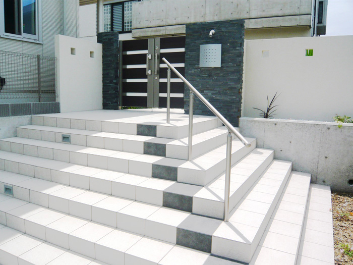 兵庫県　存在感のある階段が特徴的なエクステリアデザイン。