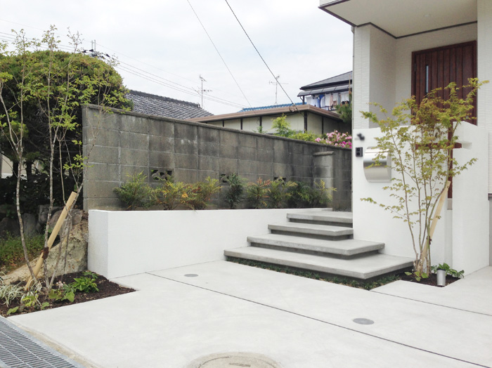 大阪府　浮いたように見える階段がポイントのシンプルな中にこだわりがあるエクステリアデザイン。