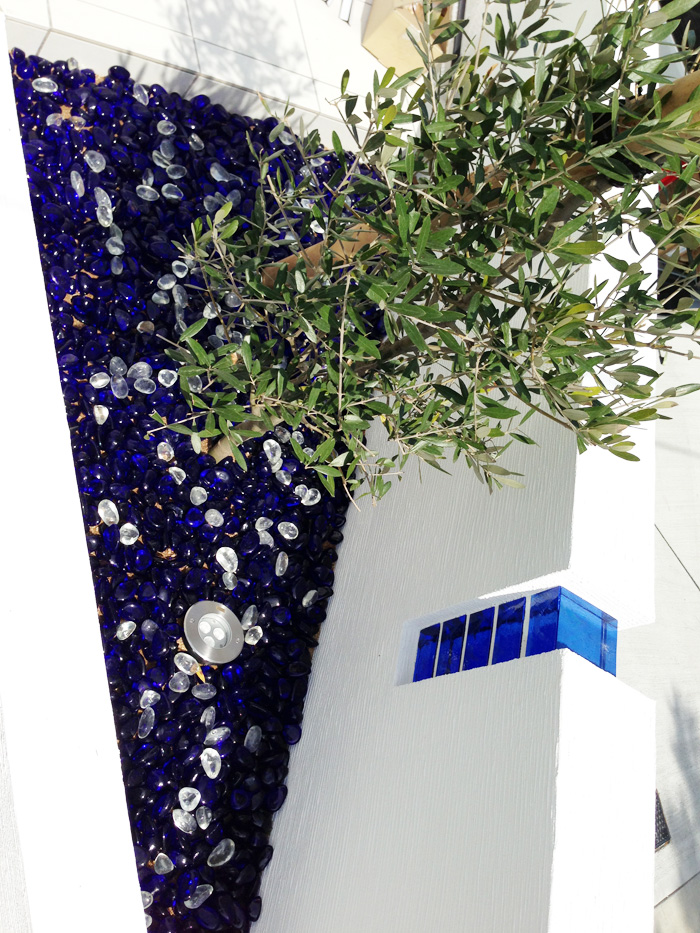 兵庫県　光をあびて輝くブルーのベネチアンガラスが美しいエクステリア。