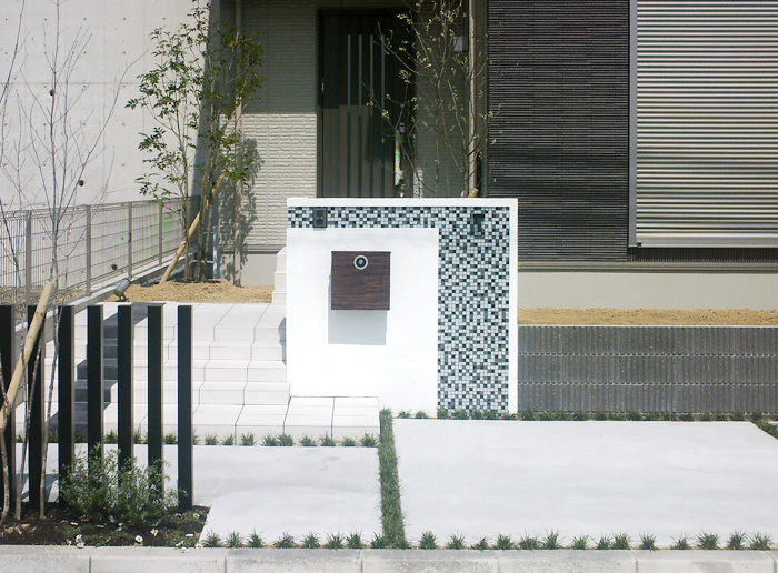 兵庫県　ガラスモザイクとウッド調のポストでスタイリッシュなＬ型門柱のエクステリア。