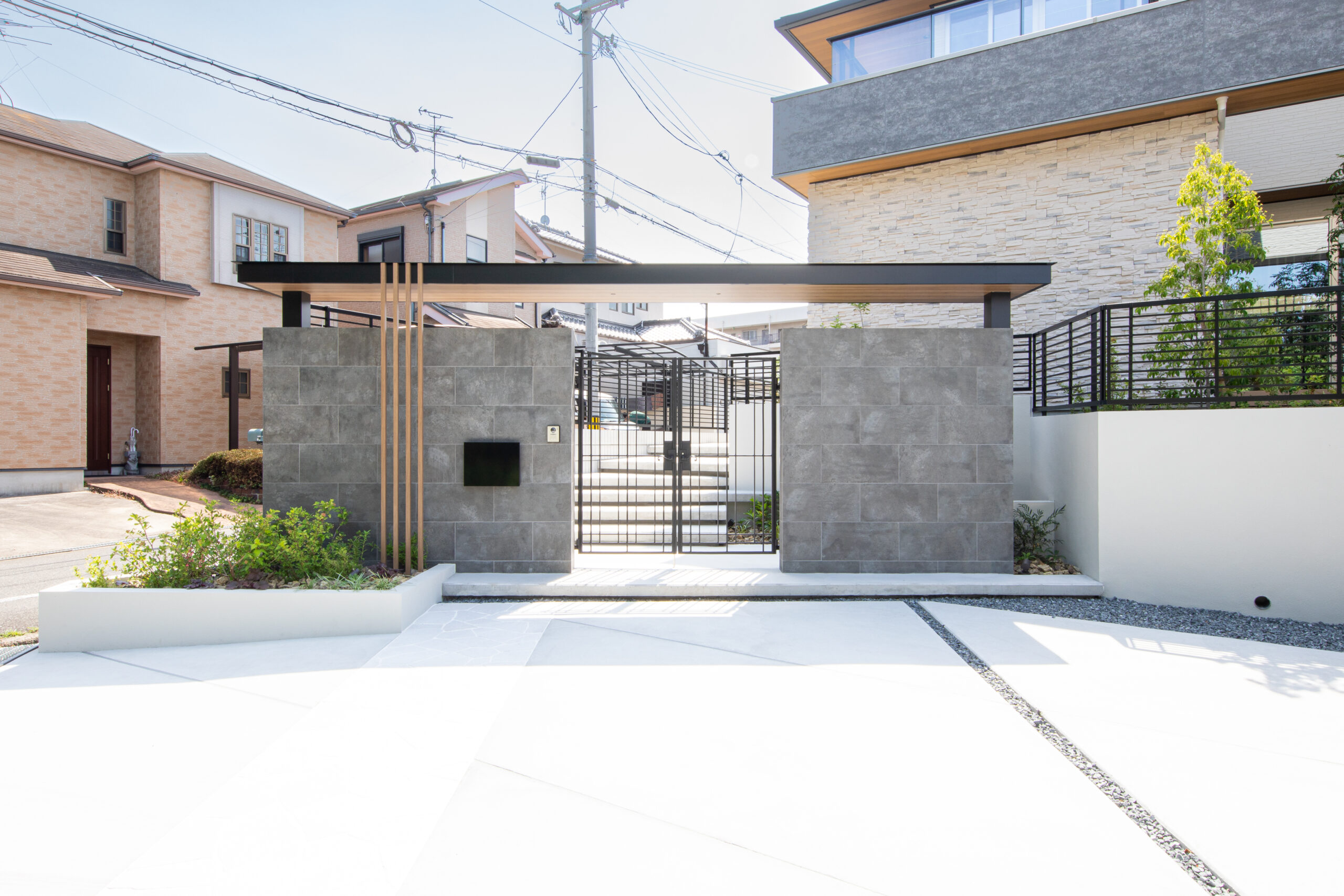 大阪府　建物と調和したゲートのある邸宅