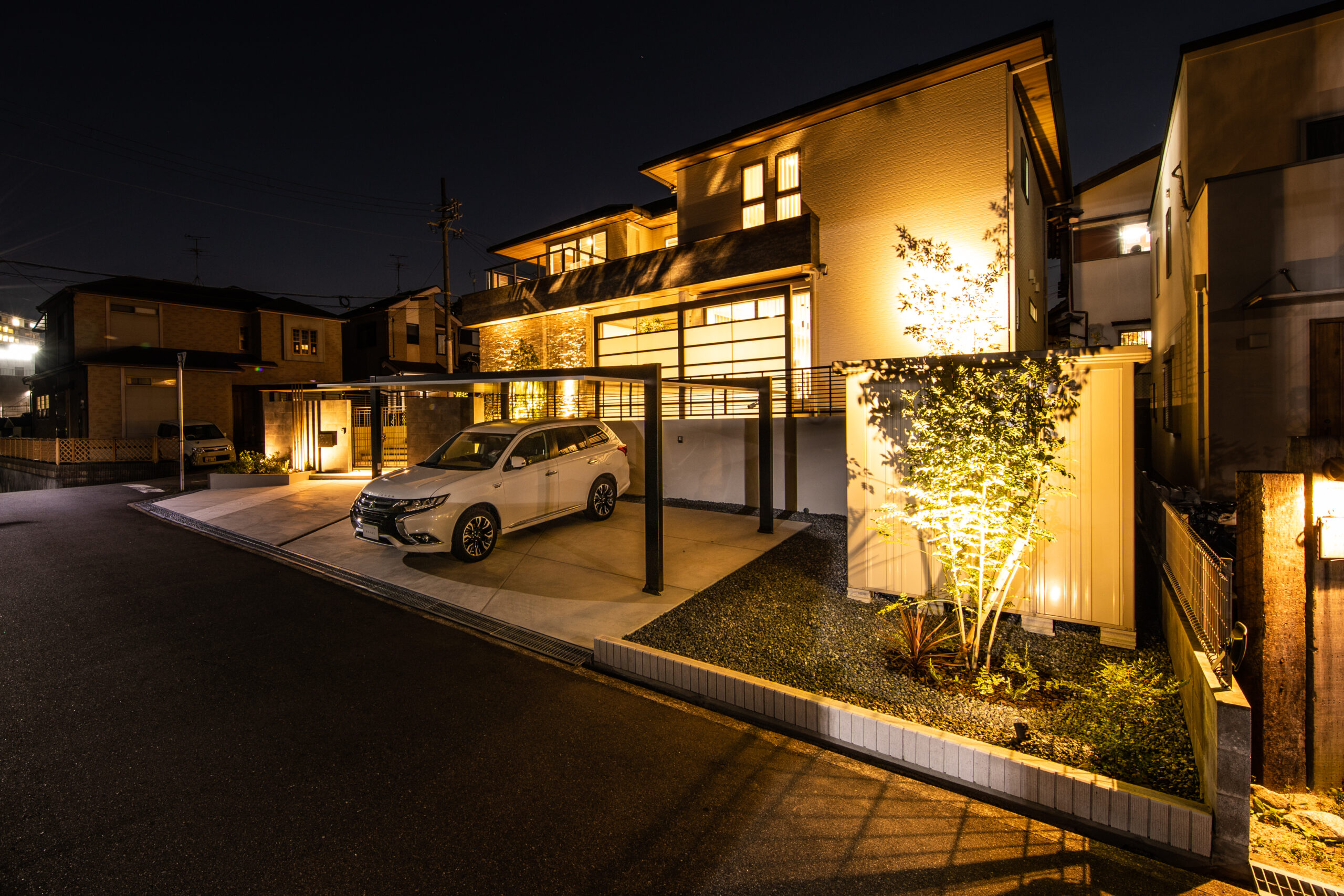 大阪府　建物と調和したゲートのある邸宅
