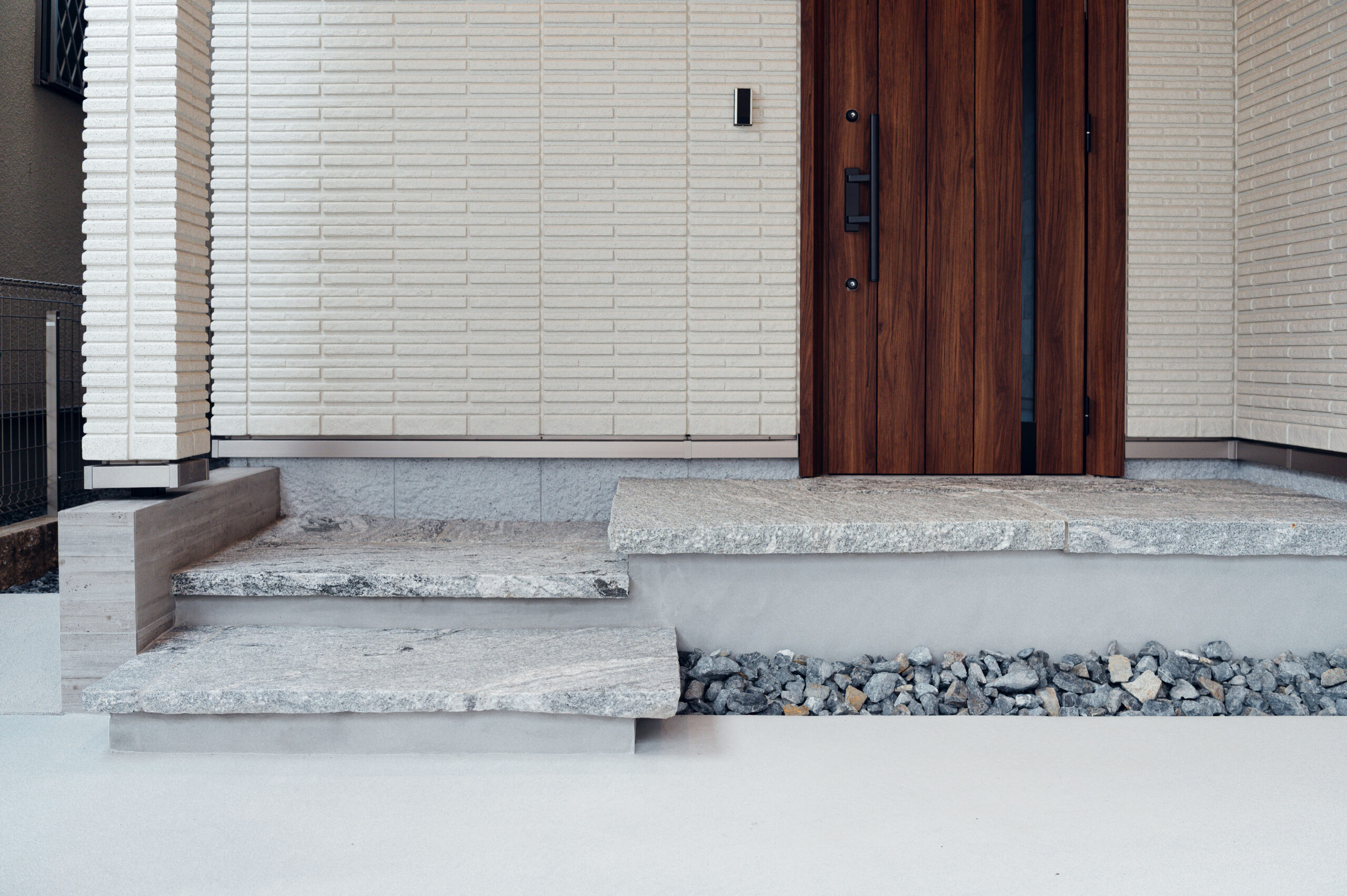 大阪府　杉板と石板でシンプルかつ重厚にデザイン