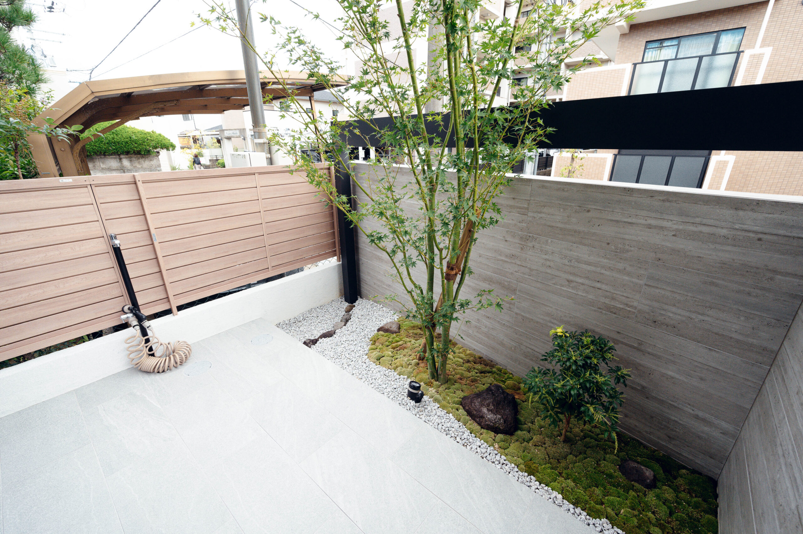 大阪府　杉板と石板でシンプルかつ重厚にデザイン
