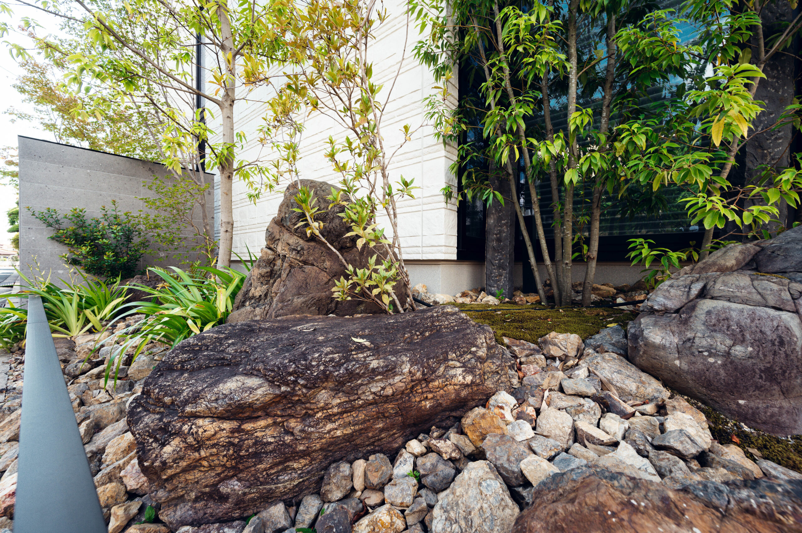 京都府　山採りの植栽と杉板コンクリートを生かした和モダンエクステリア
