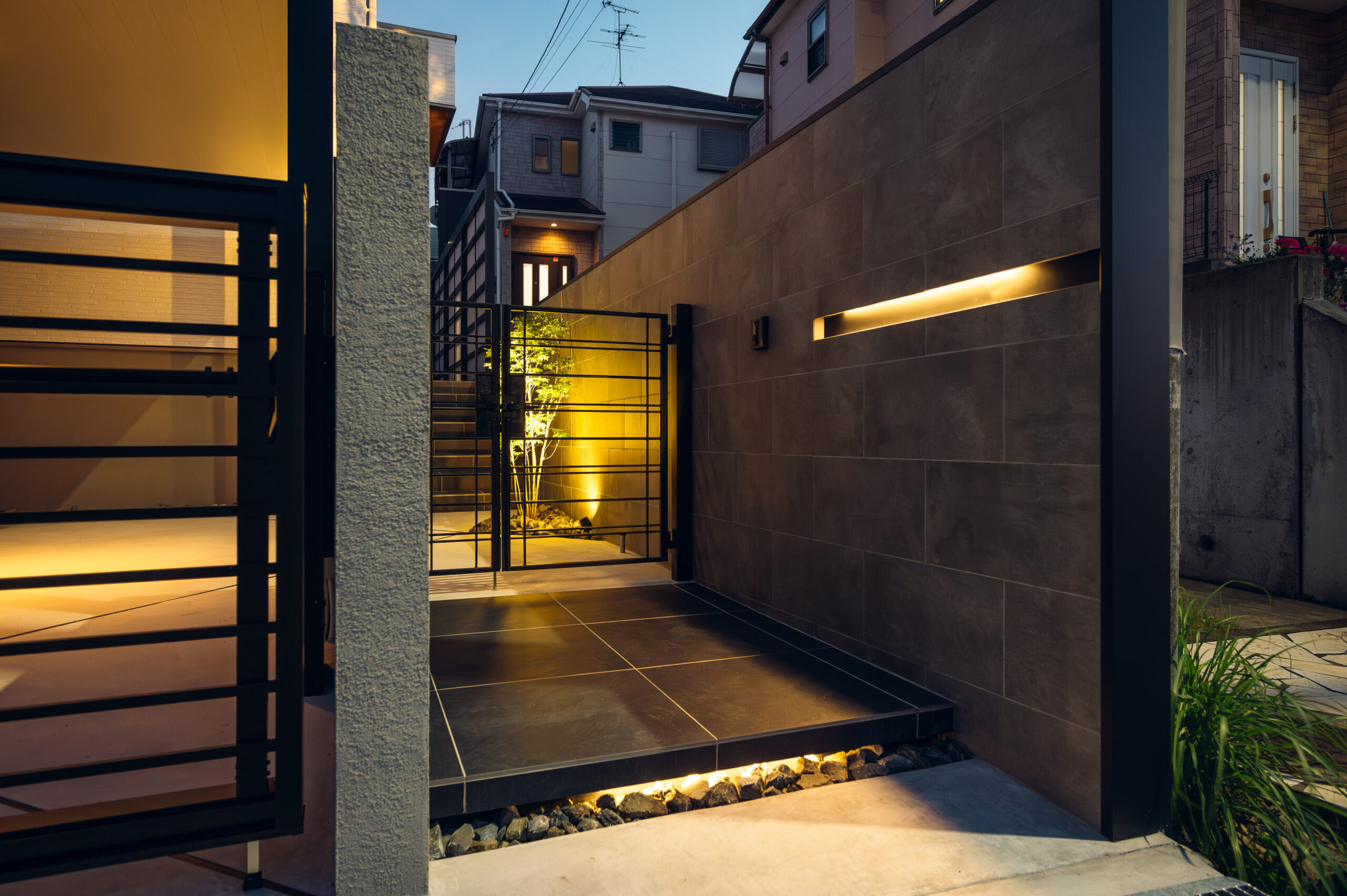 大阪府　風格のあるタイル門柱とモノトーンで洗練された邸宅