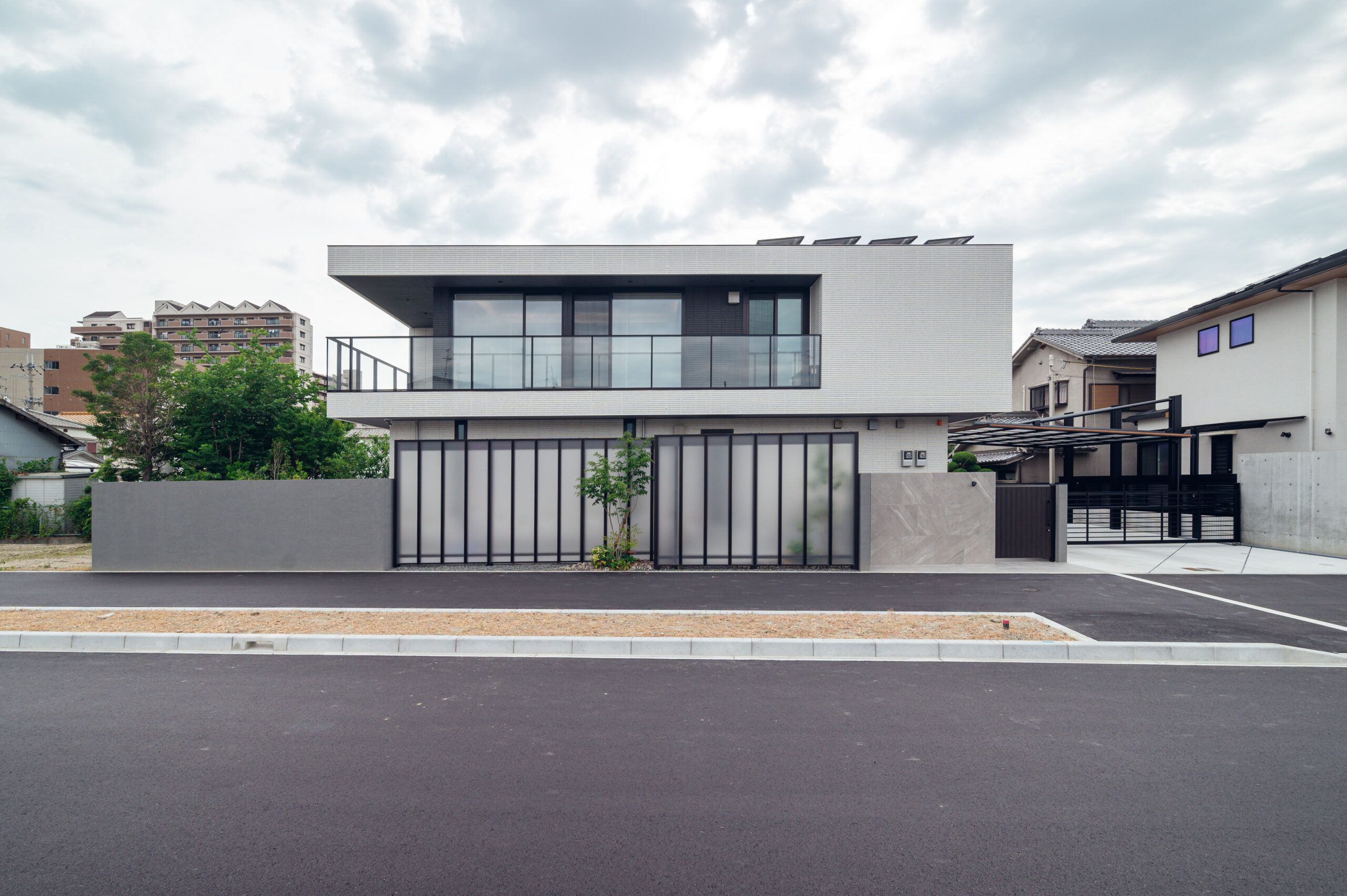 大阪府　モダンな建物とオンリーワンのエクステリア