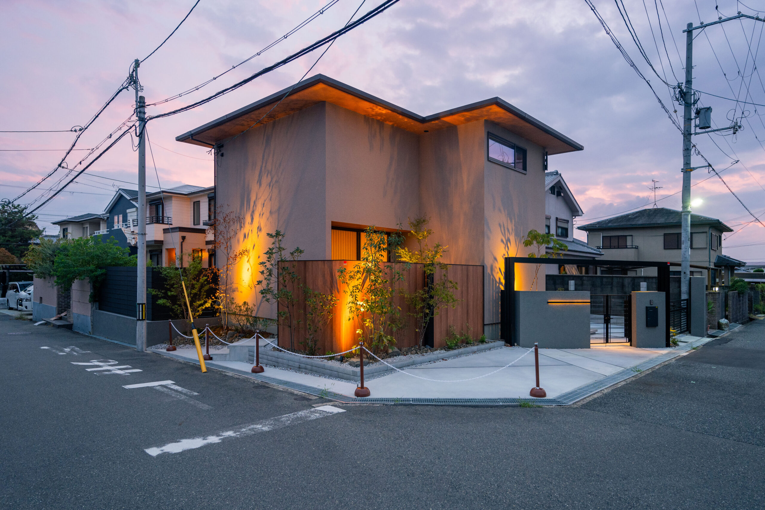 大阪府　光と影が織りなす夜の佇まい