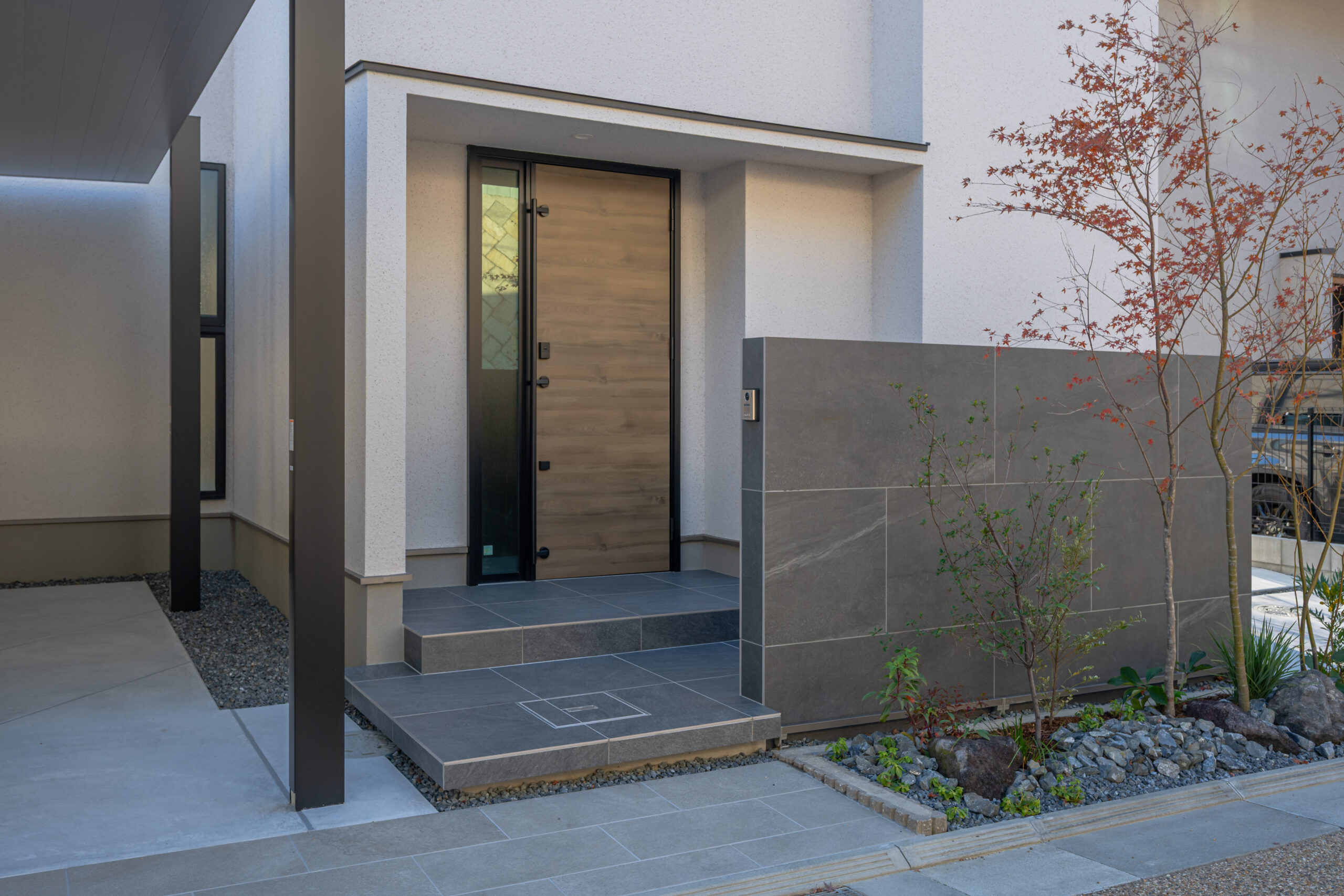 兵庫県　植栽のシルエットとタイルテラスが暮らしを彩る、オープンエクステリア