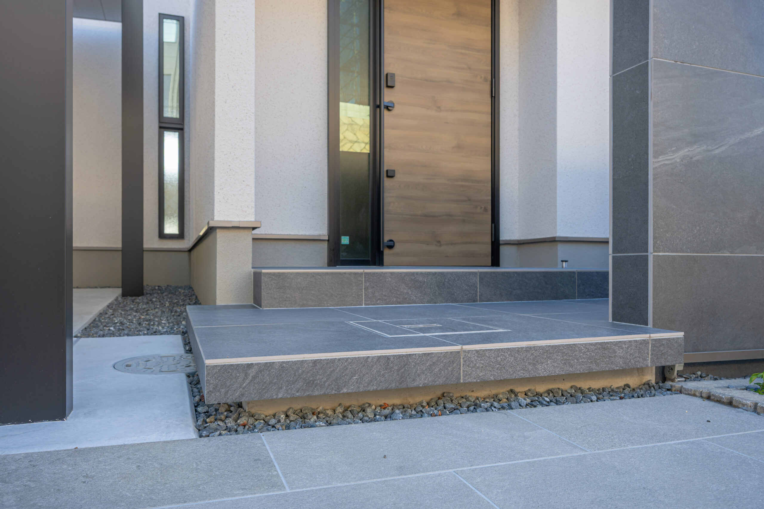 兵庫県　植栽のシルエットとタイルテラスが暮らしを彩る、オープンエクステリア