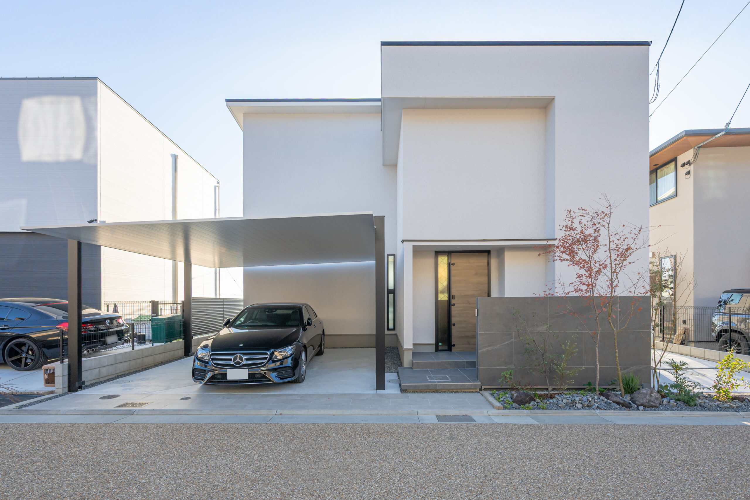 兵庫県 植栽のシルエットとタイルテラスが暮らしを彩る、オープンエクステリア