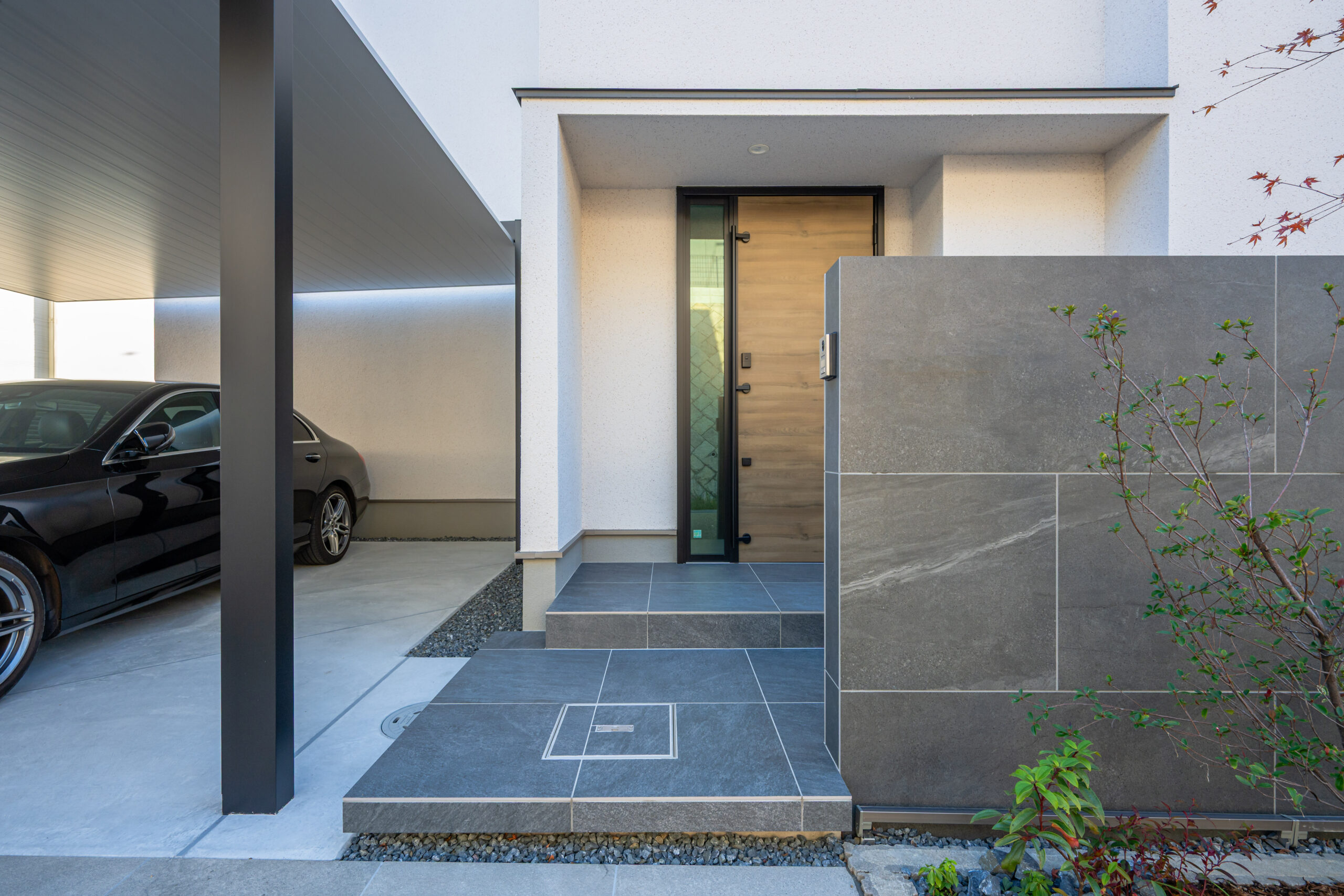 兵庫県　植栽のシルエットとタイルテラスが暮らしを彩る、オープンエクステリア