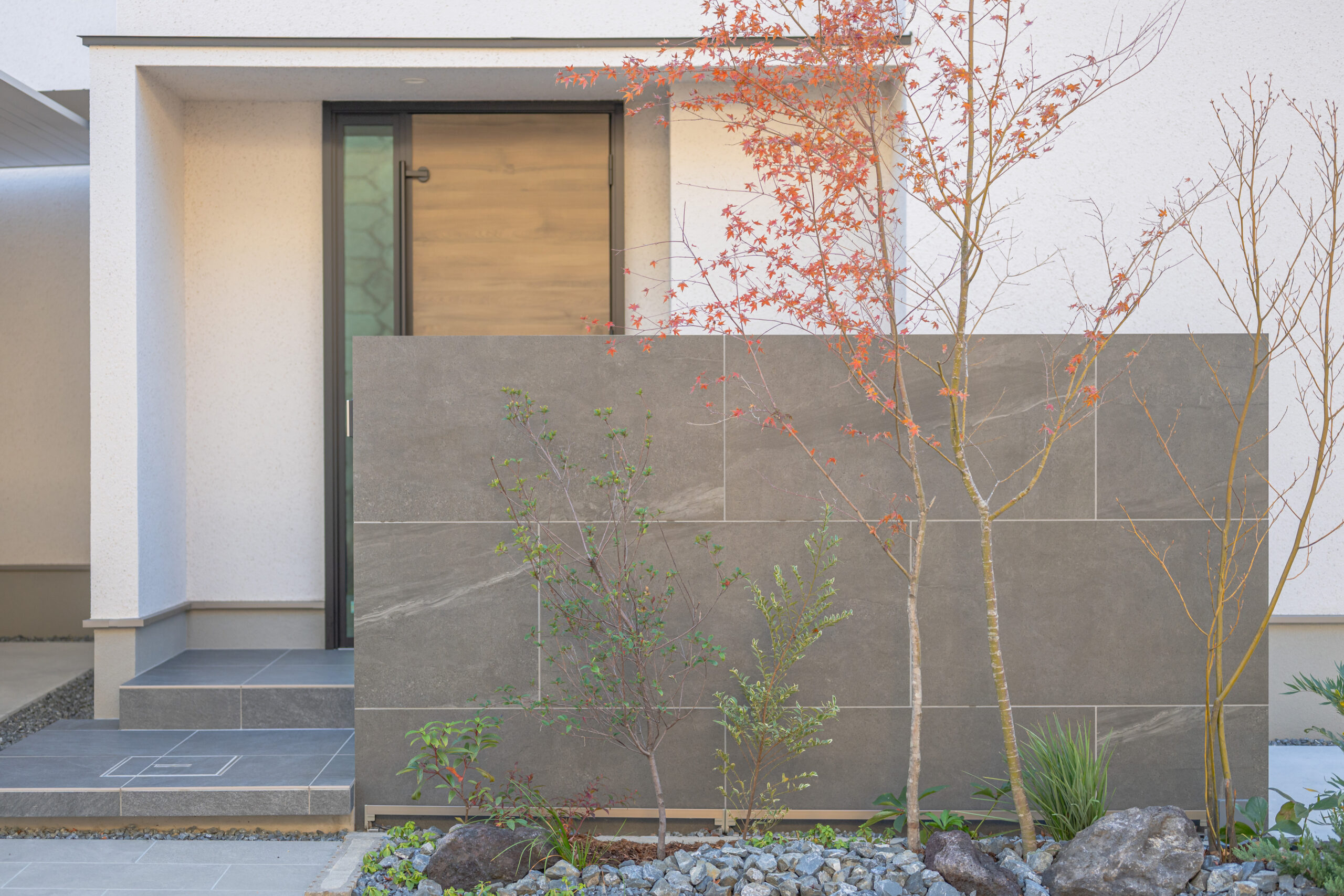 兵庫県　植栽のシルエットとタイルテラスが暮らしを彩る、オープンエクステリア