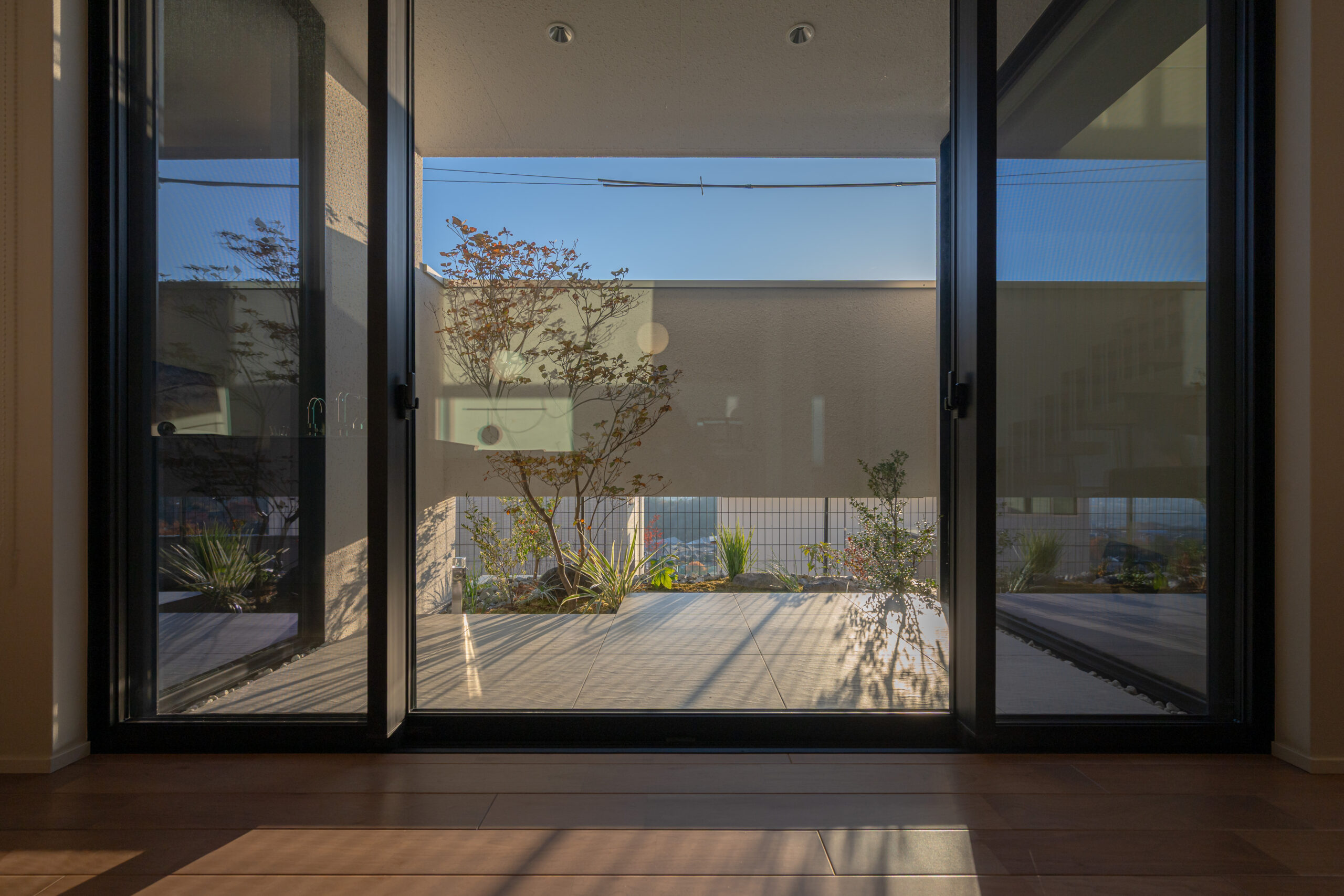 兵庫県　植栽のシルエットとタイルテラスが暮らしを彩る、オープンエクステリア